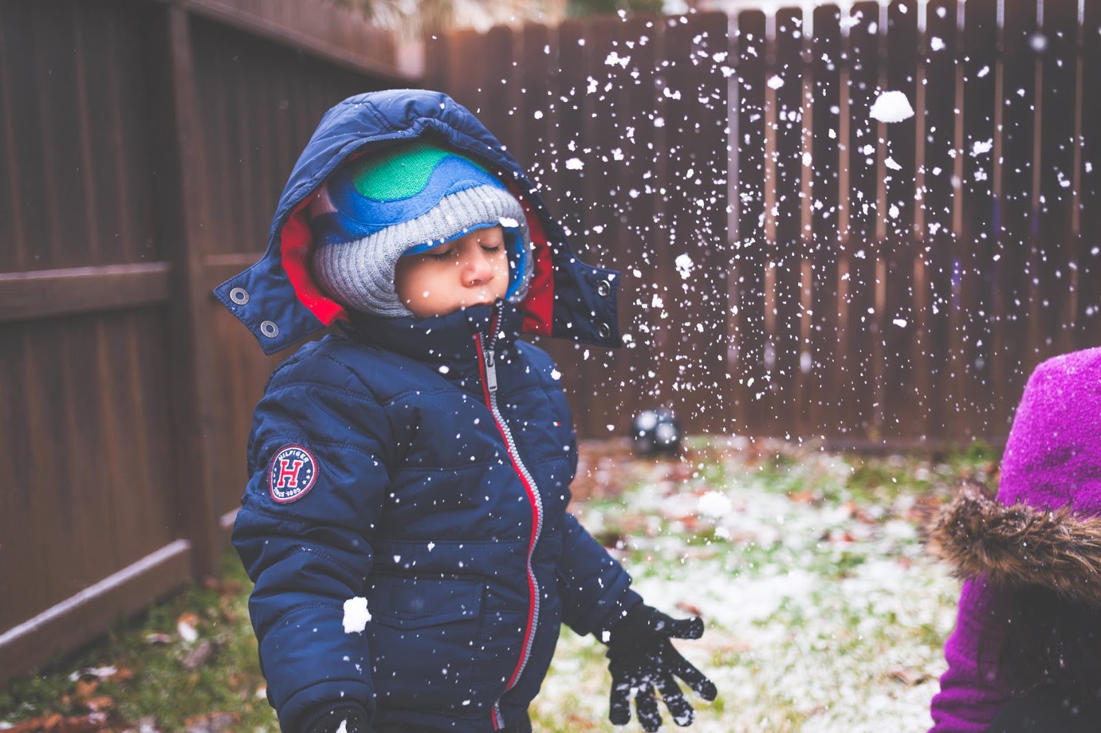 هنگام برف‌‌بازی چه کاپشنی مناسب کودک است؟