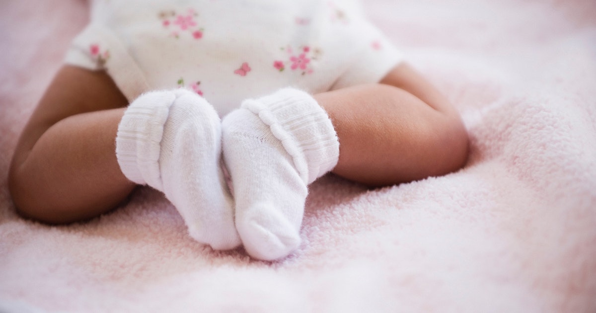 چرا باید جوراب به پای نوزاد بپوشیم؟