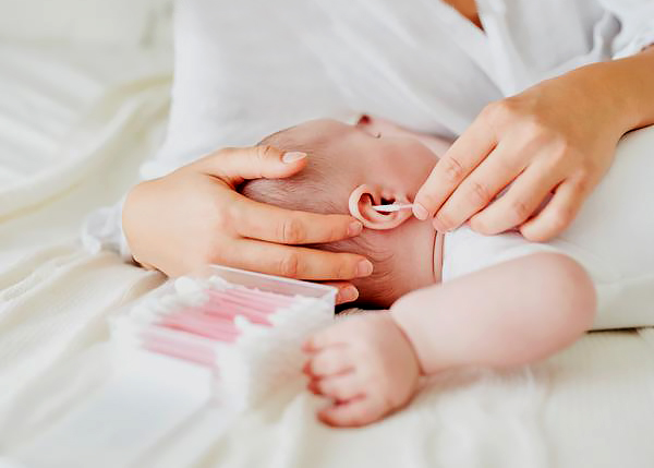 روش تمیز کردن گوش نوزاد، چگونه گوش های فرزند خود را تمیز کنیم؟